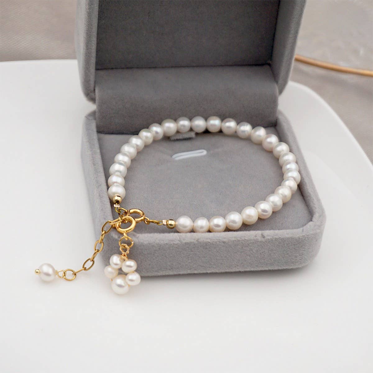 GOLD SIMPLE PEARL BRACELET_CWAJE1685