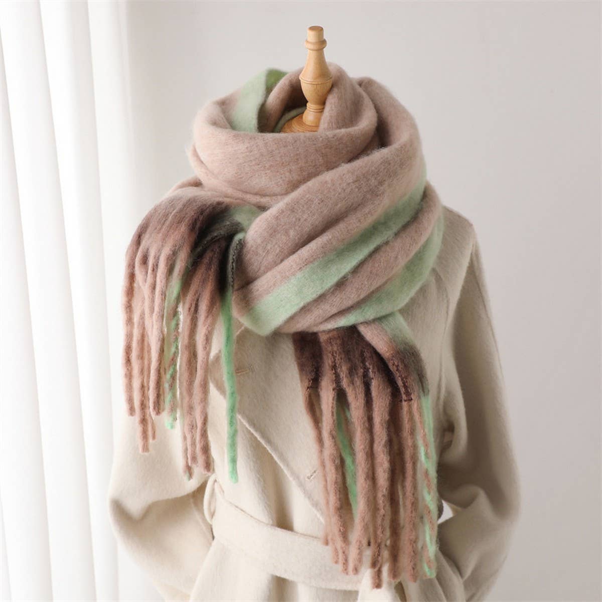 LOOPY YARN OMBRE SCARF WITH SOFT TASSELS_CWASC2741