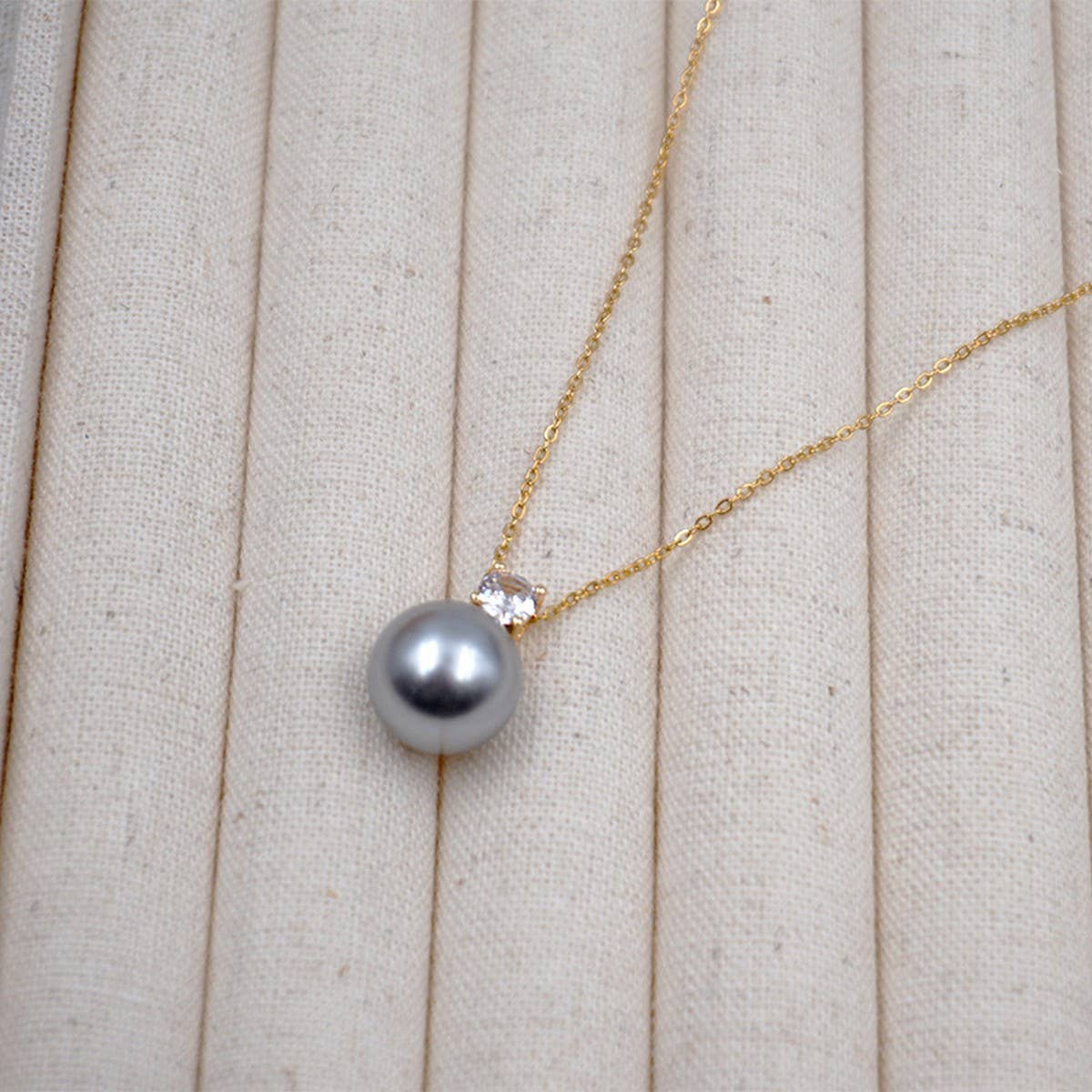 DELICATE AND SWEET PEARL NECKLACE AND EARRINGS SET_CWAJE1679