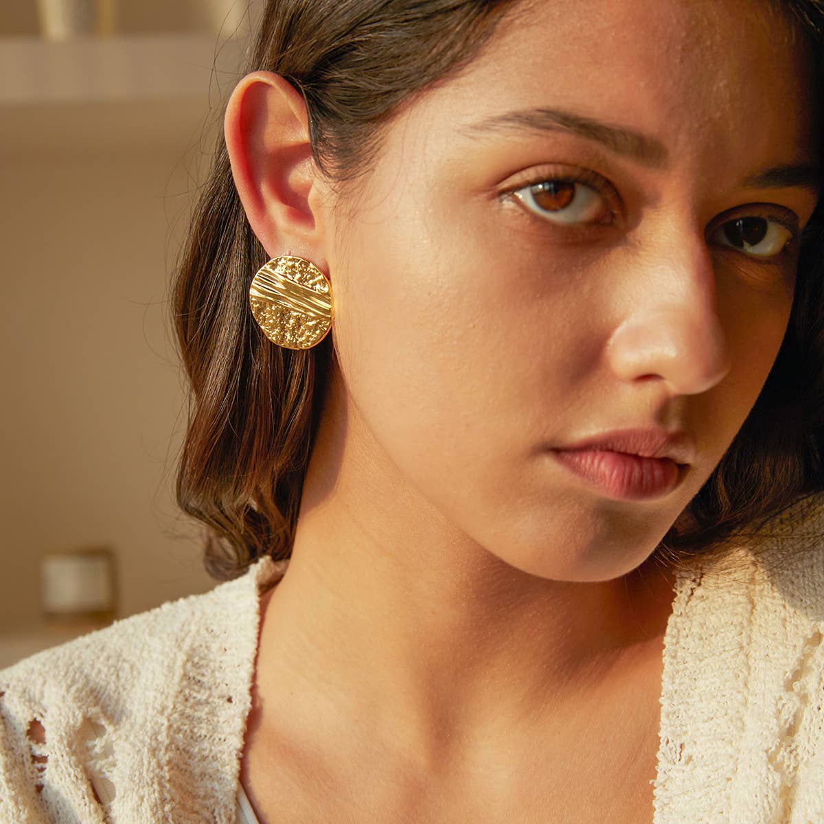 PLEATED HAMMERED ROUND DESIGN EARRINGS_CWAHA0895