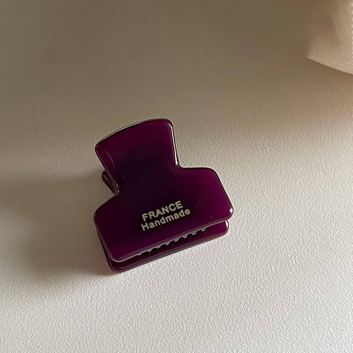 MINIMALIST GOLD TONE MINI TORTOISE HAIR CLAW_CWAHA4016