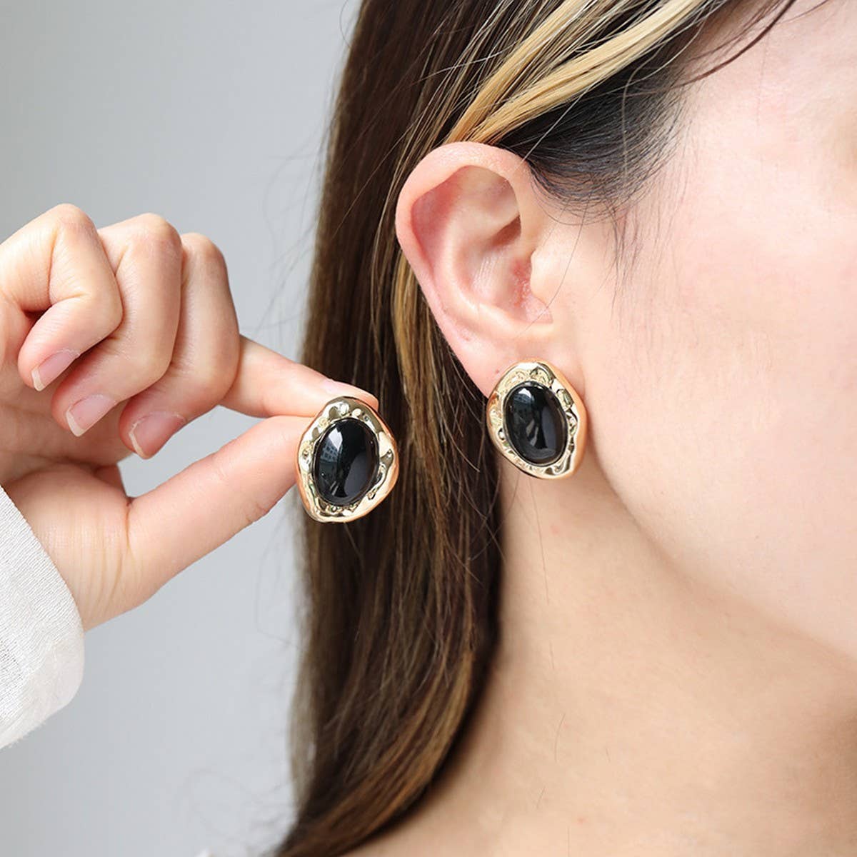 NEW FASHION TEMPERAMENT BLACK AND GOLD EARRINGS_CWAJE2854