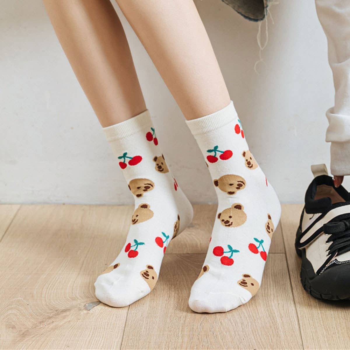 MILKY WHITE DOODLE SMILEY PATTERN CREW SOCKS_CWMS0208