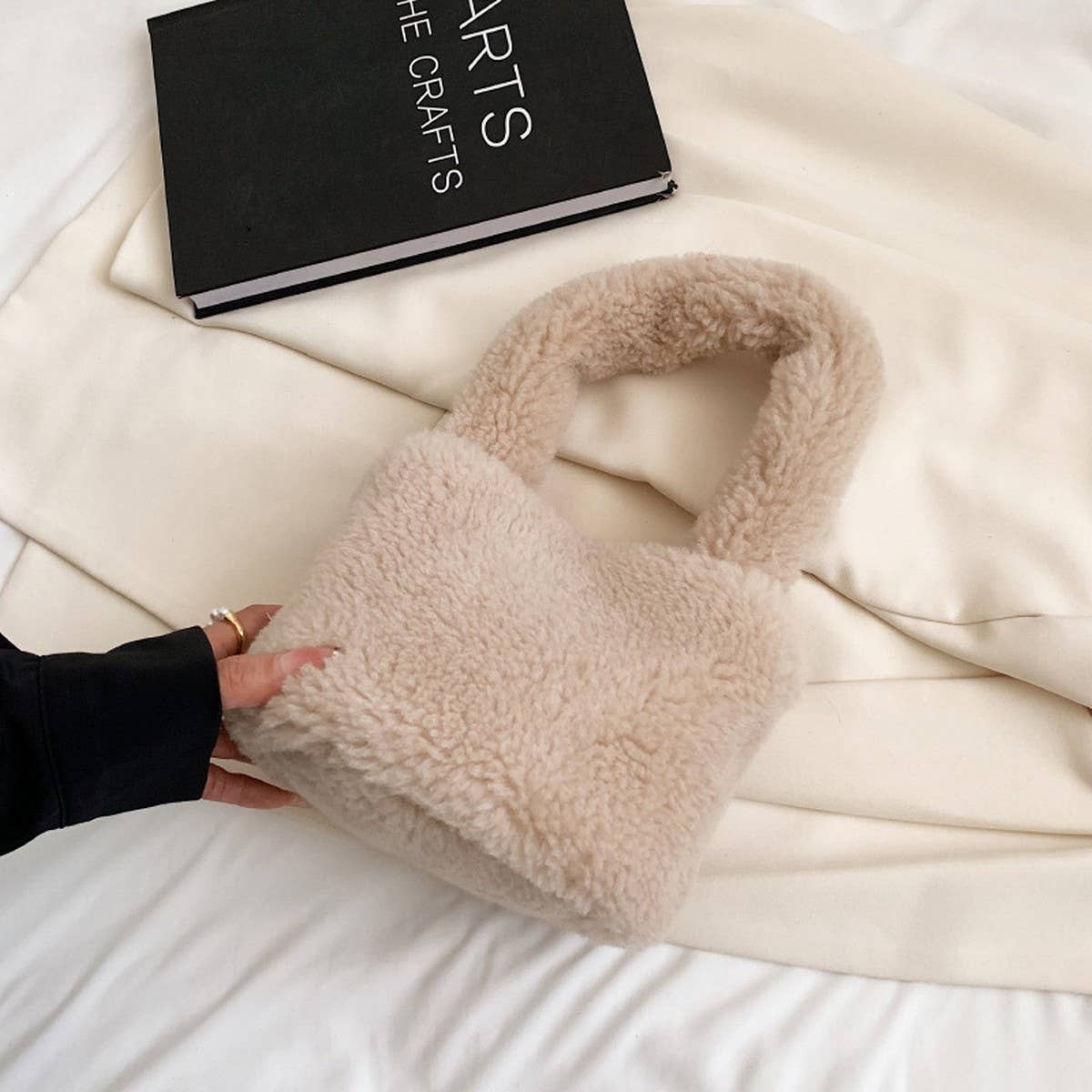 Winter Fashion Handheld Lambswool Bucket Bag_Cwab3955