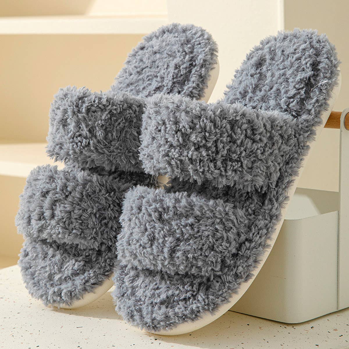 HOME CURLY INDOOR OPEN FUR SLIPPERS_CWSHS0825