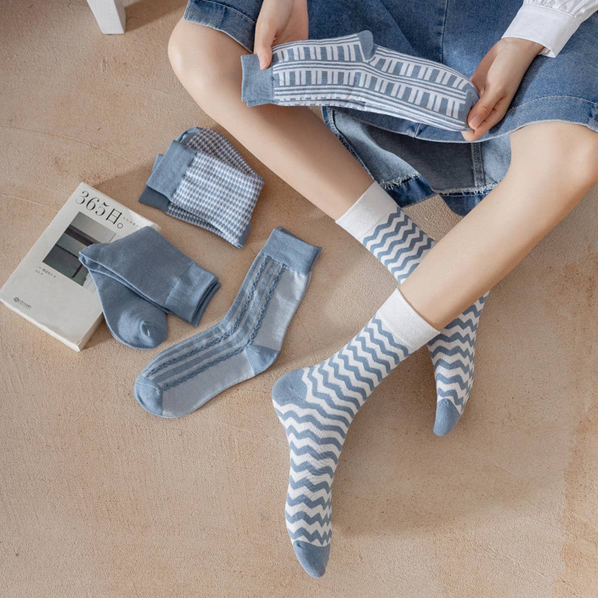 Women Blue Striped Plaid Socks_Cwms0667