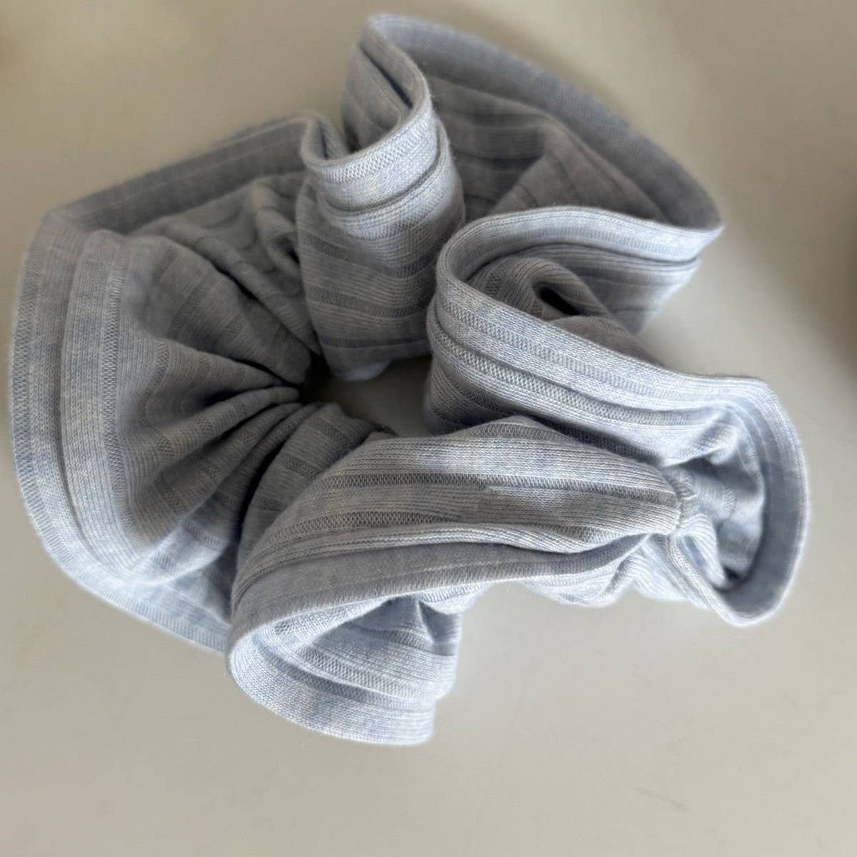 CREAMY SPORTY STRIPE SCRUNCHIE HAIR TIE_CWAHA5521