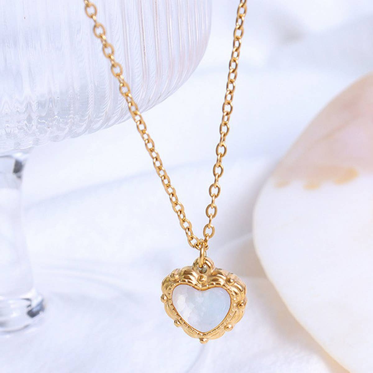 HEART SHAPED SEASHELL GOLD PLATED NECKLACE_CWAJE1098