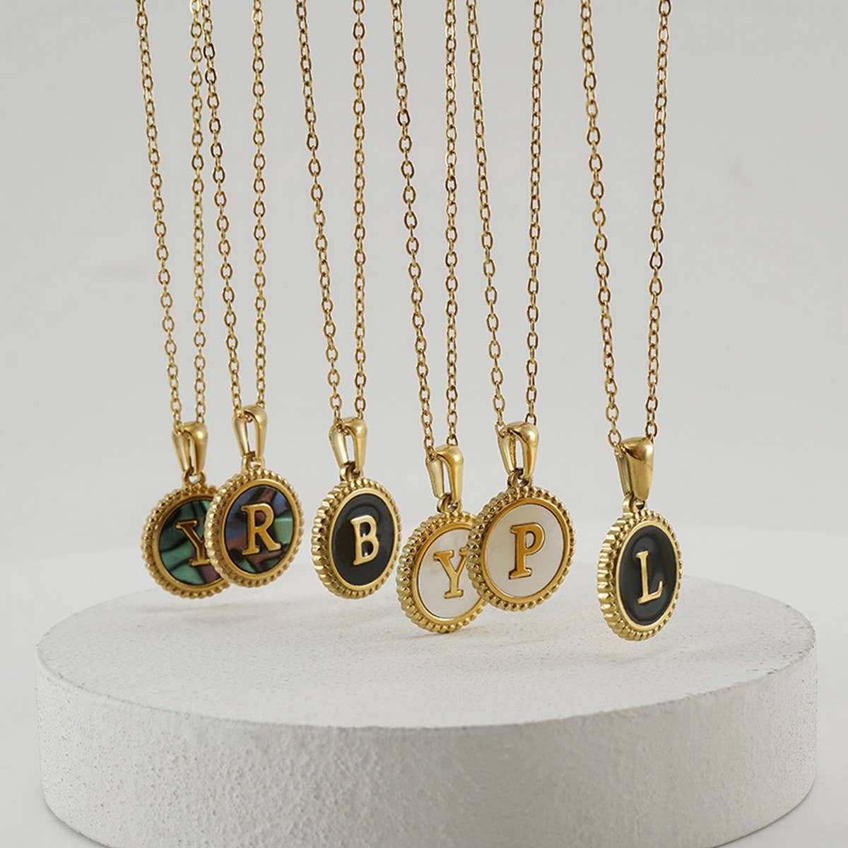 Cwaje1942_Simple Round Colorful Shell Letter Necklace