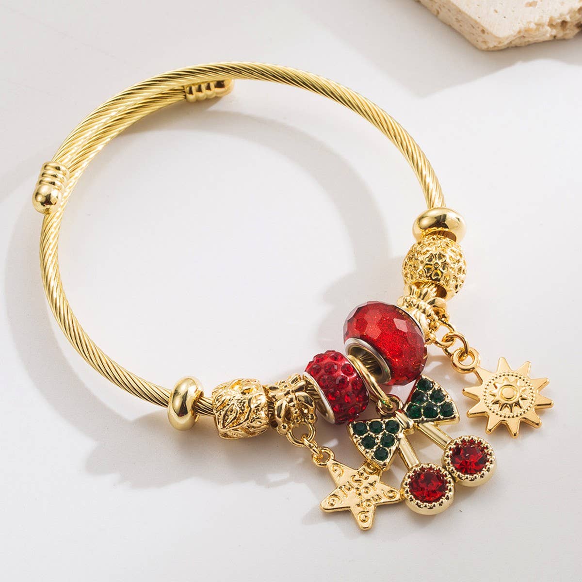 GOLD BEADED BRACELET WITH CRYSTAL CHARMS_CWMM8495
