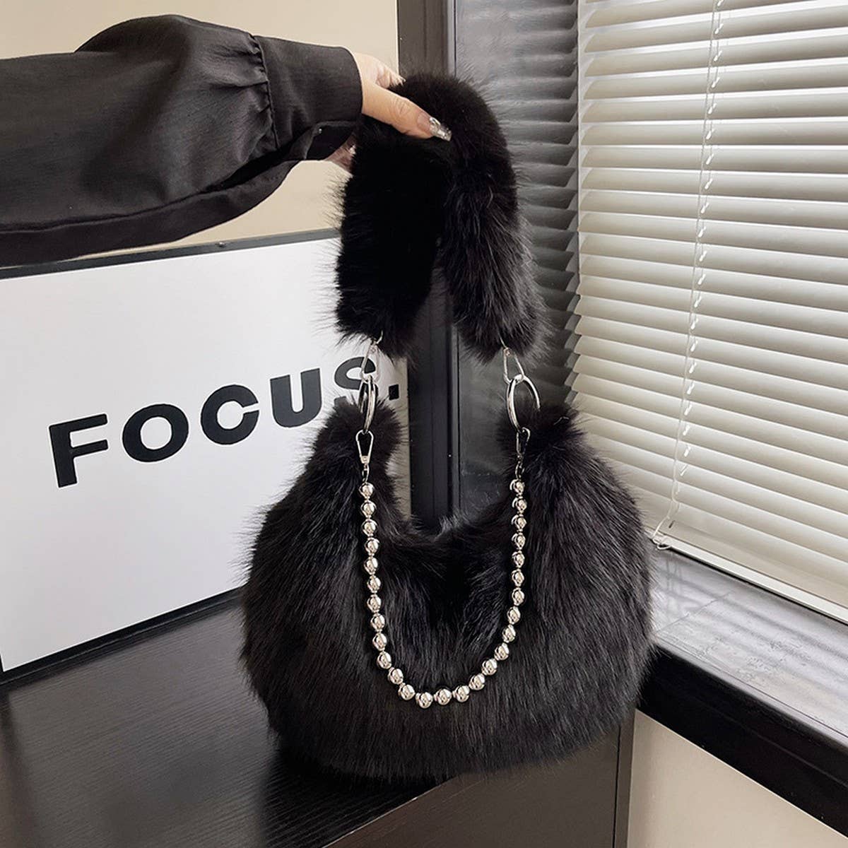 Winter Imitation Fox Fur Pearl Chain Plush Bag_Cwab3962