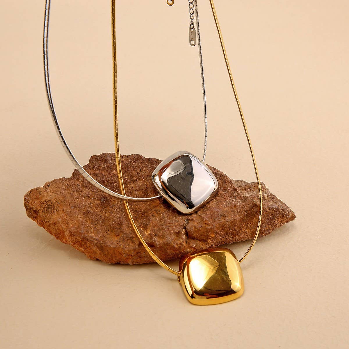 MINIMALIST 18K STEEL SQUARE NECKLACE FADE RESISTANT_CWMM8833