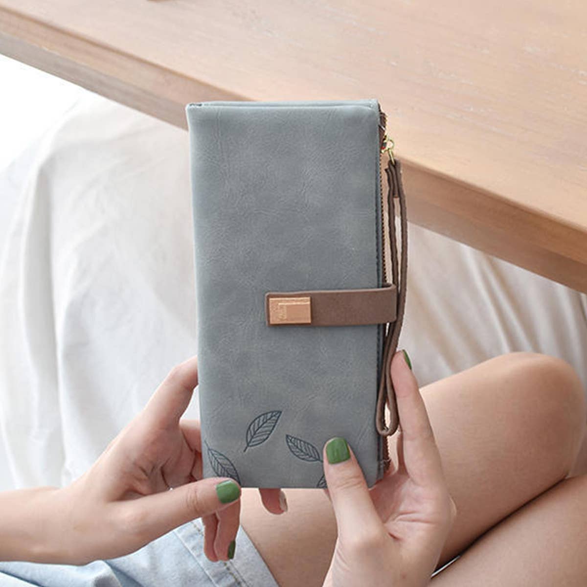 Minimalist Two-Fold Wallet With Hand Strap_Cwab06226