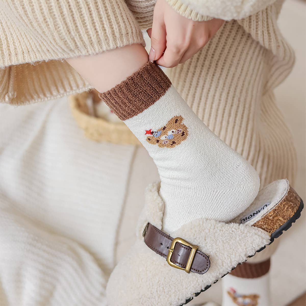 Milk Fleece Cartoon Embroidered Crew Socks_Cwms03220