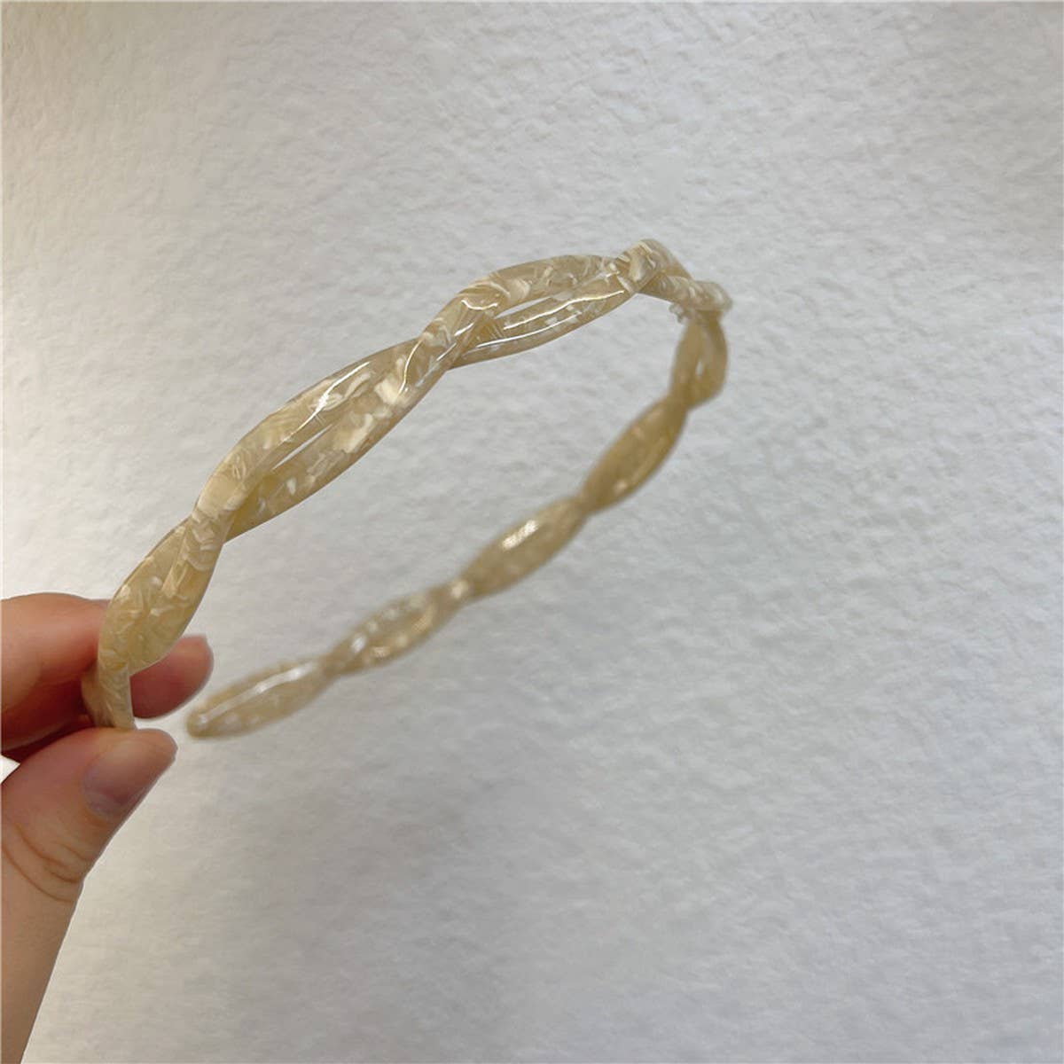 Small Twisted Hairband For Everyday Wear_Cwaha07130