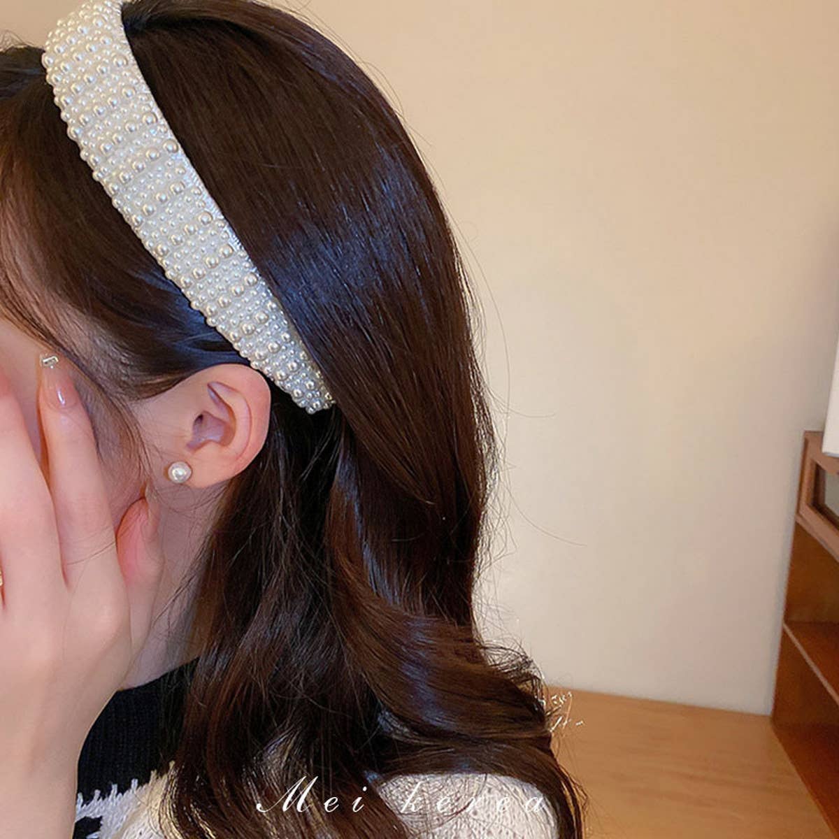 RETRO LOVE TWIST PEARL HEADBAND_CWAHA0829