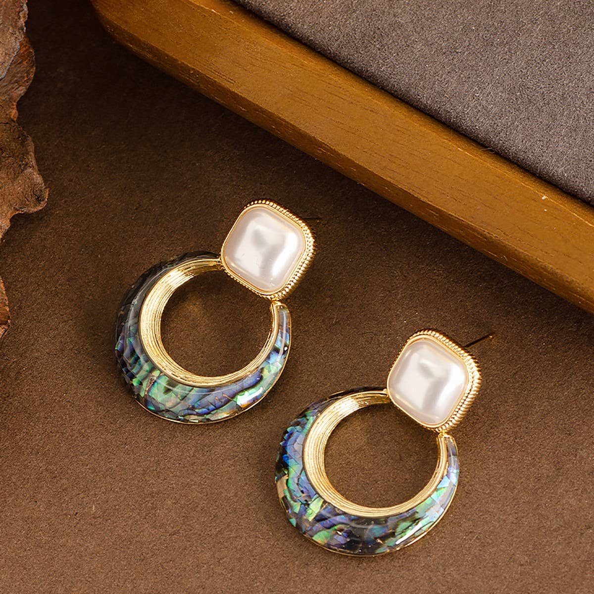 FASHIONABLE COLORFUL ABALONE EARRINGS WITH PEARLS_CWMM4288