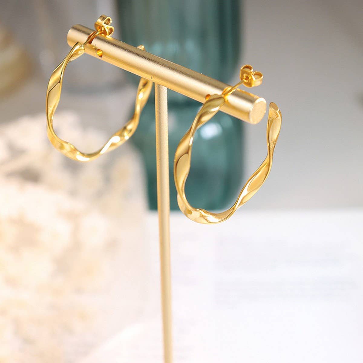 18K GOLD PLATED TWISTED C TYPE STUD EARRINGS_CWAJE0558