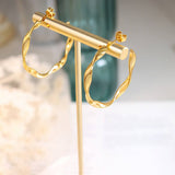 18K GOLD PLATED TWISTED C TYPE STUD EARRINGS_CWAJE0558