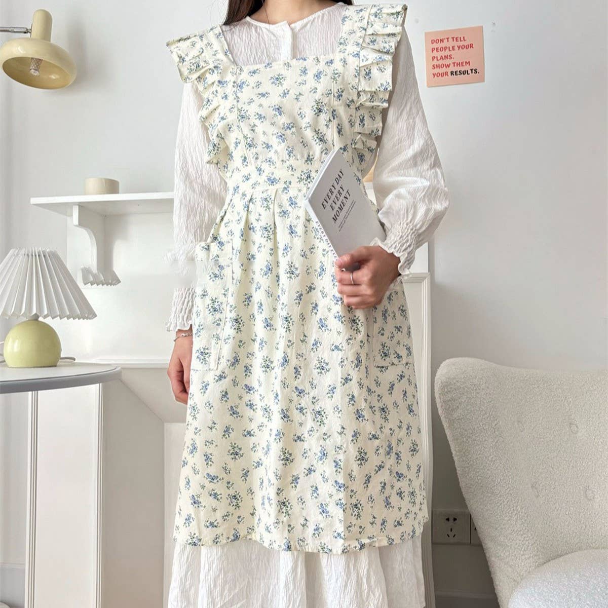Washed Cotton And Linen Ruffled Floral Apron_Cwmm5807