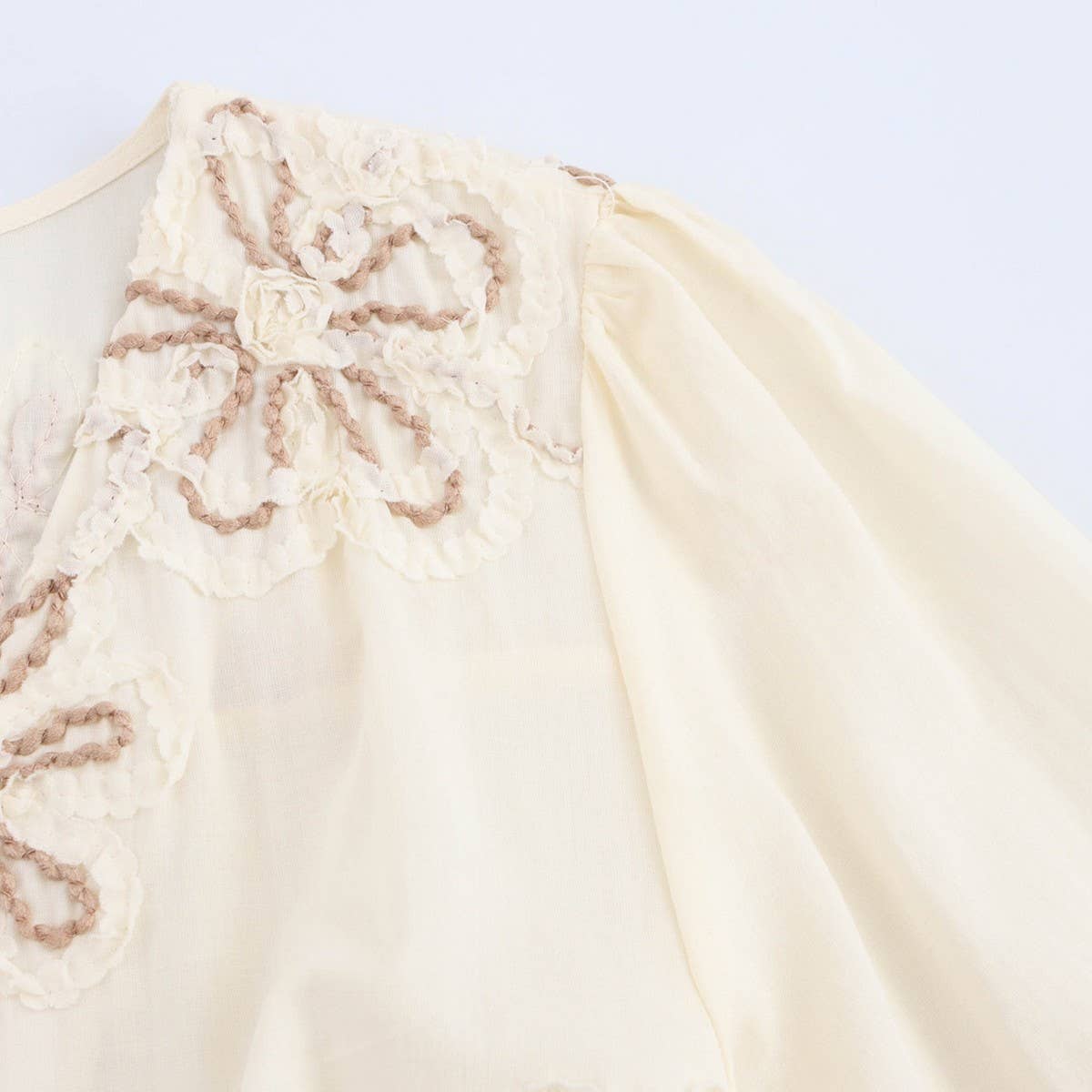 FLORAL EMBROIDERY MINIDRESS WITH DRAWSTRING CUTOUT_CWDSD8316