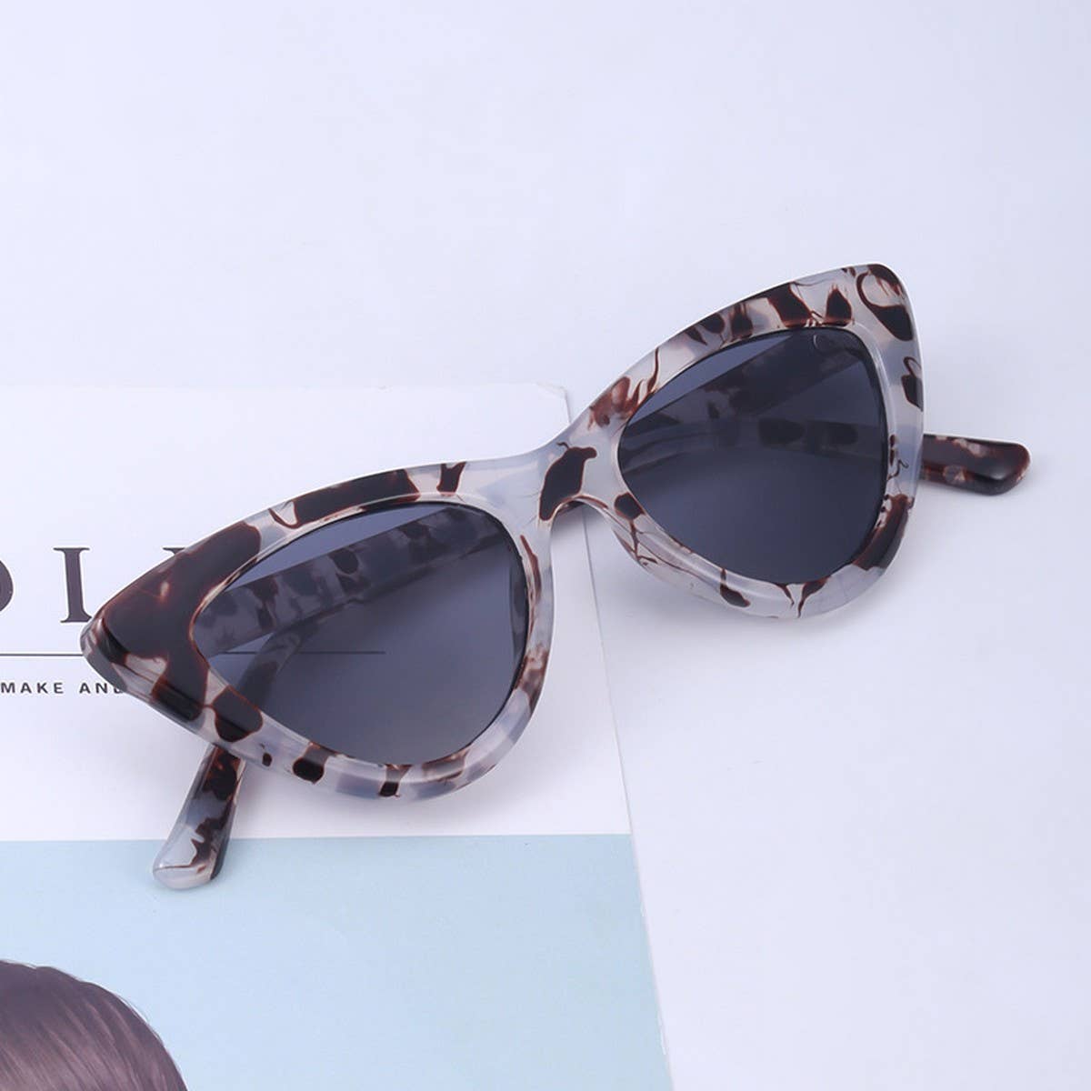 FASHION SMALL FRAME CAT EYE SUNGLASSES_CWASG0696