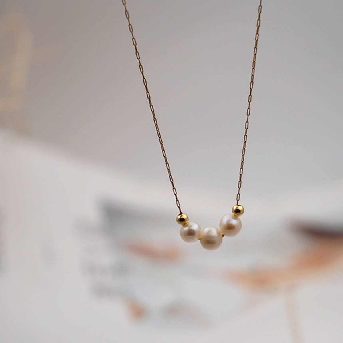 SMALL TEMPERAMENT PEARL CLAVICLE NECKLACE_CWAJE1669