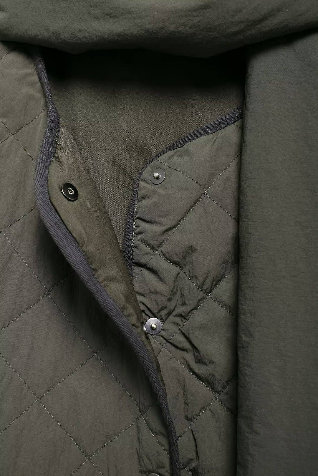 Wear A Scarf And Cotton Suit In A Solid Color