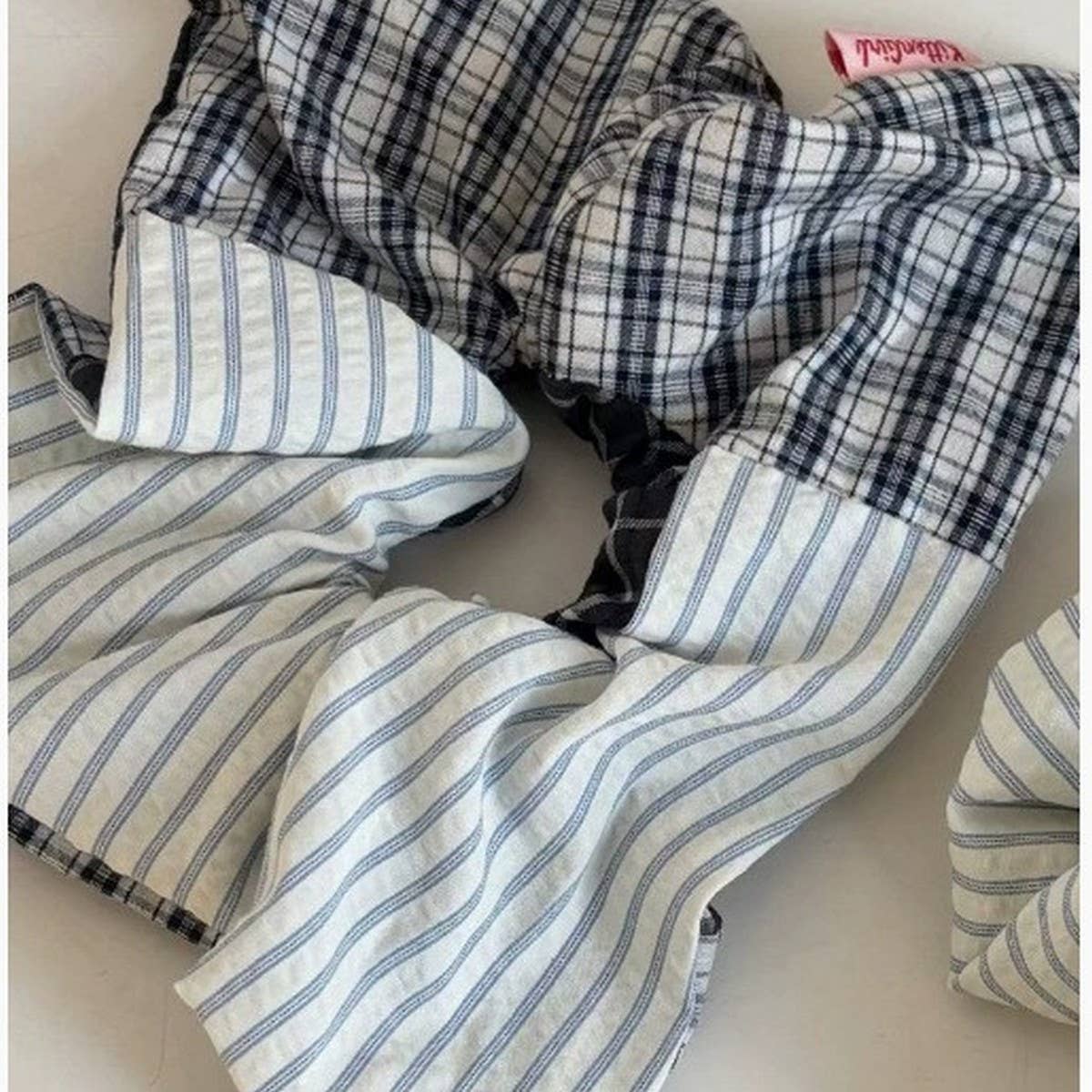 PLAID PATCHWORK SCRUNCHIE FOR STYLISH UPDOS_CWAHA5511