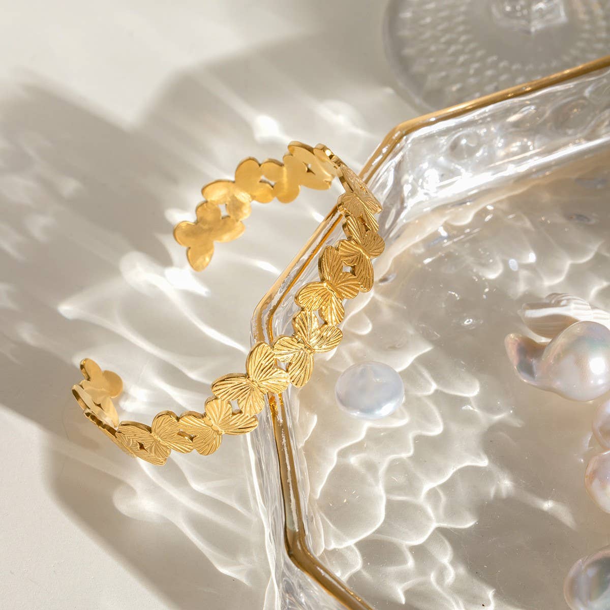 18K GOLD RIBBED BUTTERFLY OPEN CUFF BRACELET_CWAJE4887