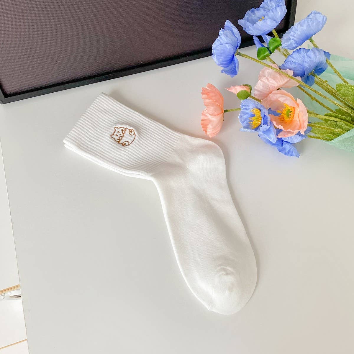 White New Embroidered Simple Middle Socks_Cwms0910