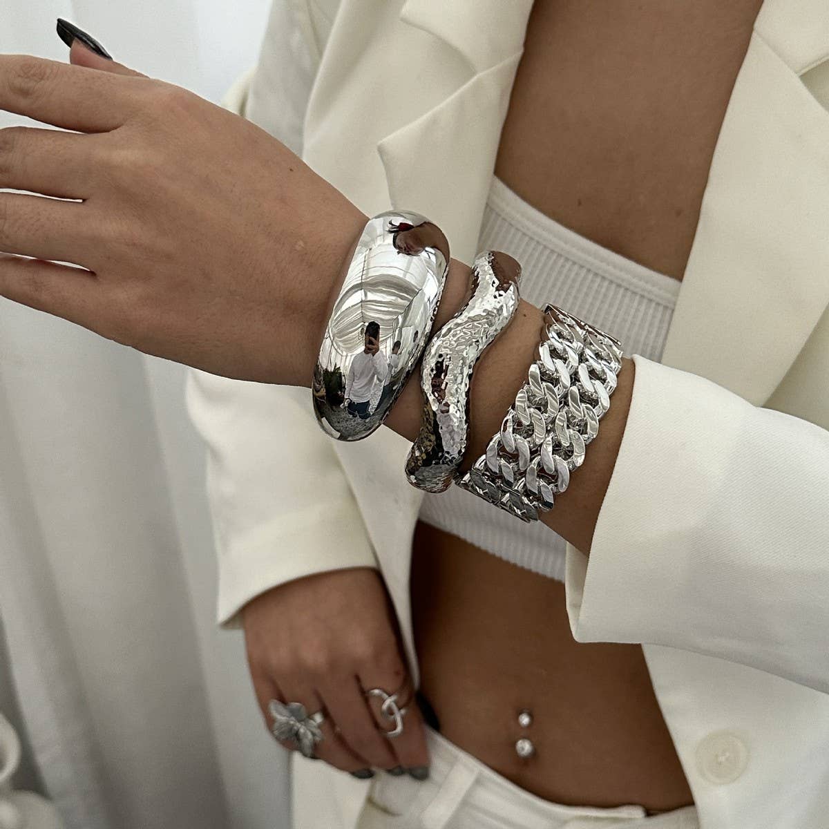 IRREGULAR METAL SMOOTH SPRING WIDE BRACELET_CWMM3110