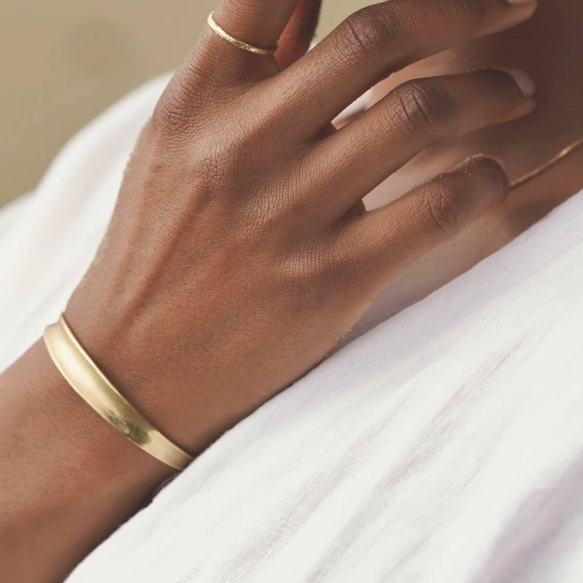 18K GOLD CONCAVE POLISHED OPEN CUFF BRACELET_CWAJE4798