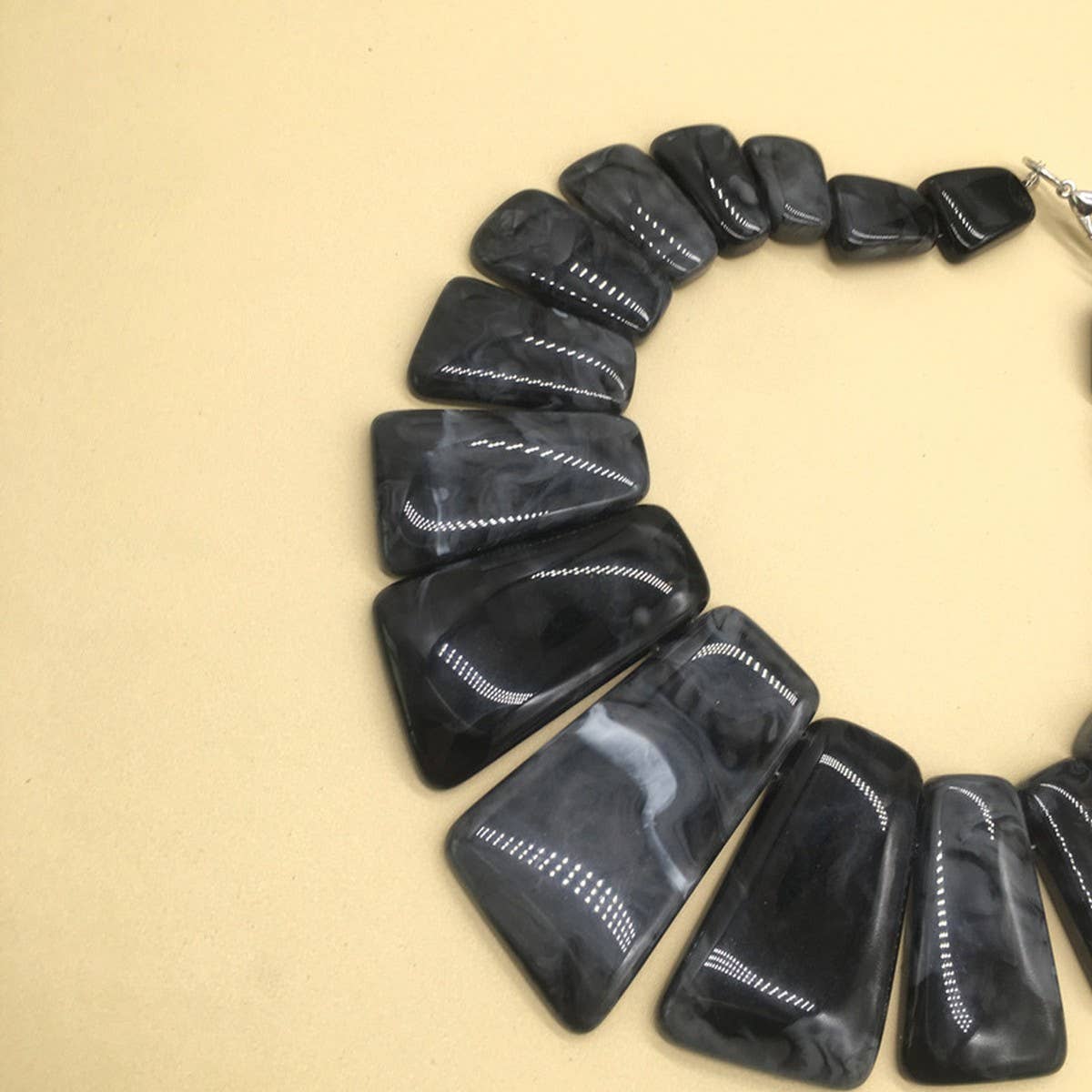 RETRO PERSONALITY RESIN GEOMETRIC NECKLACE_CWMM4726