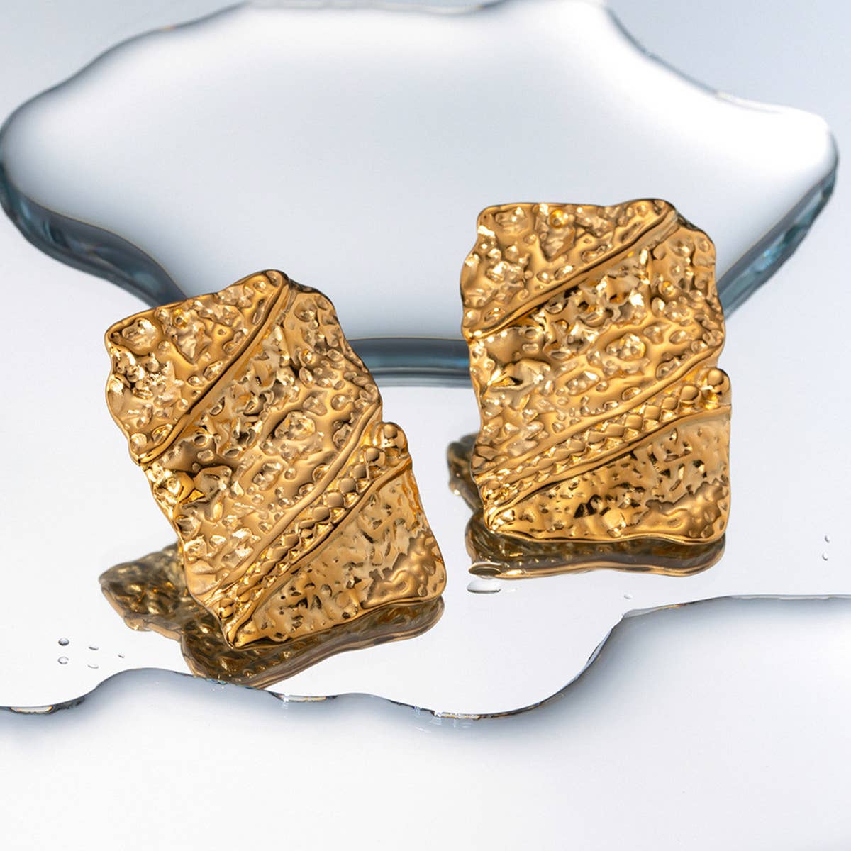 GOLD HAMMERED IRREGULAR EARRINGS_CWAHA0897