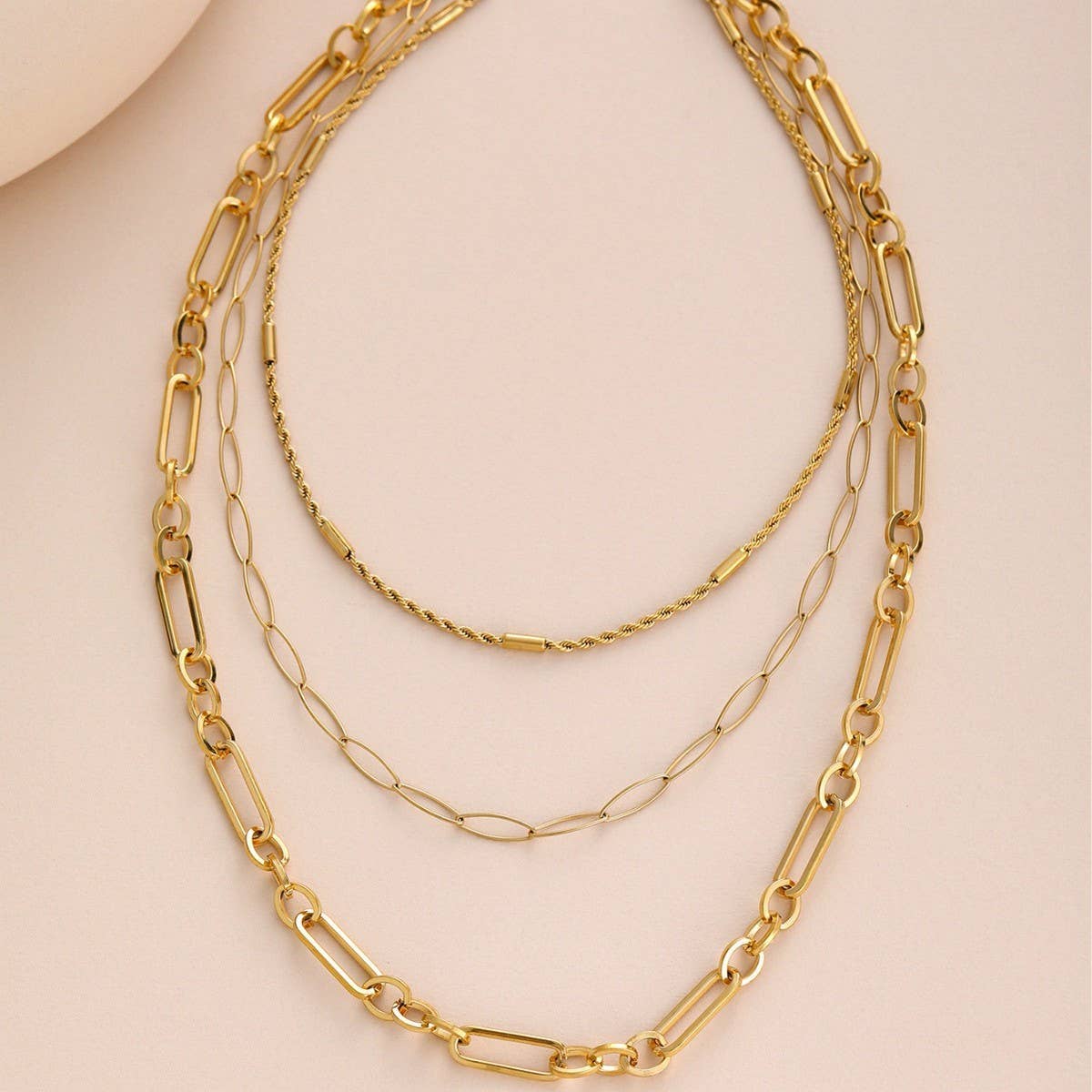 MULTI LAYERED CIRCULAR PAPER CLIP NECKLACE_CWMM3685
