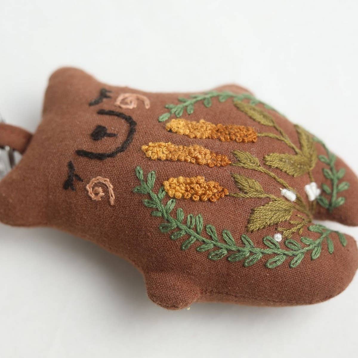 HAND EMBROIDERED WHEAT FLOWER BEAR PLUSH CHARM_CWMM6016