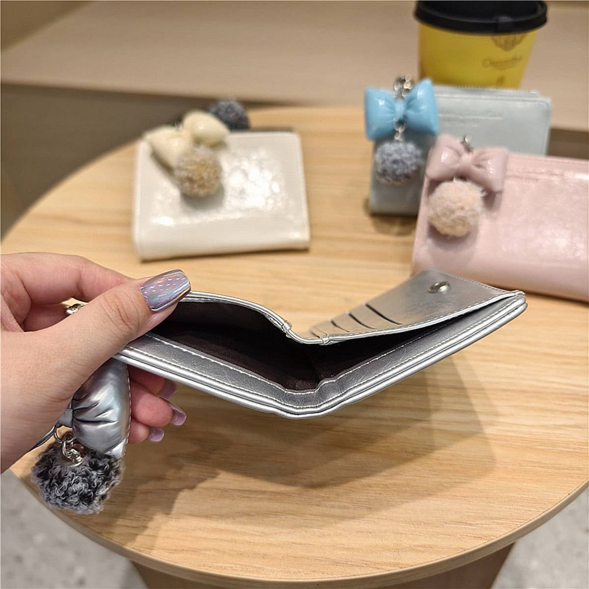 Textured Bow Pendant Bifold Wallet_Cwab06235