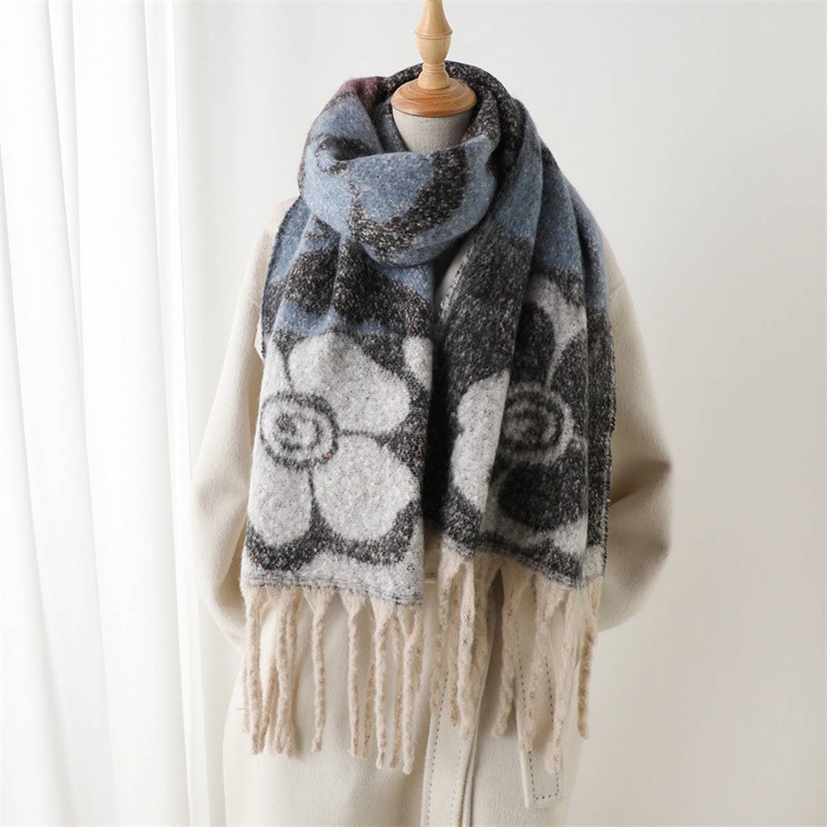 Vintage-Inspired Floral Wrap Scarf With Fringe_Cwasc2774