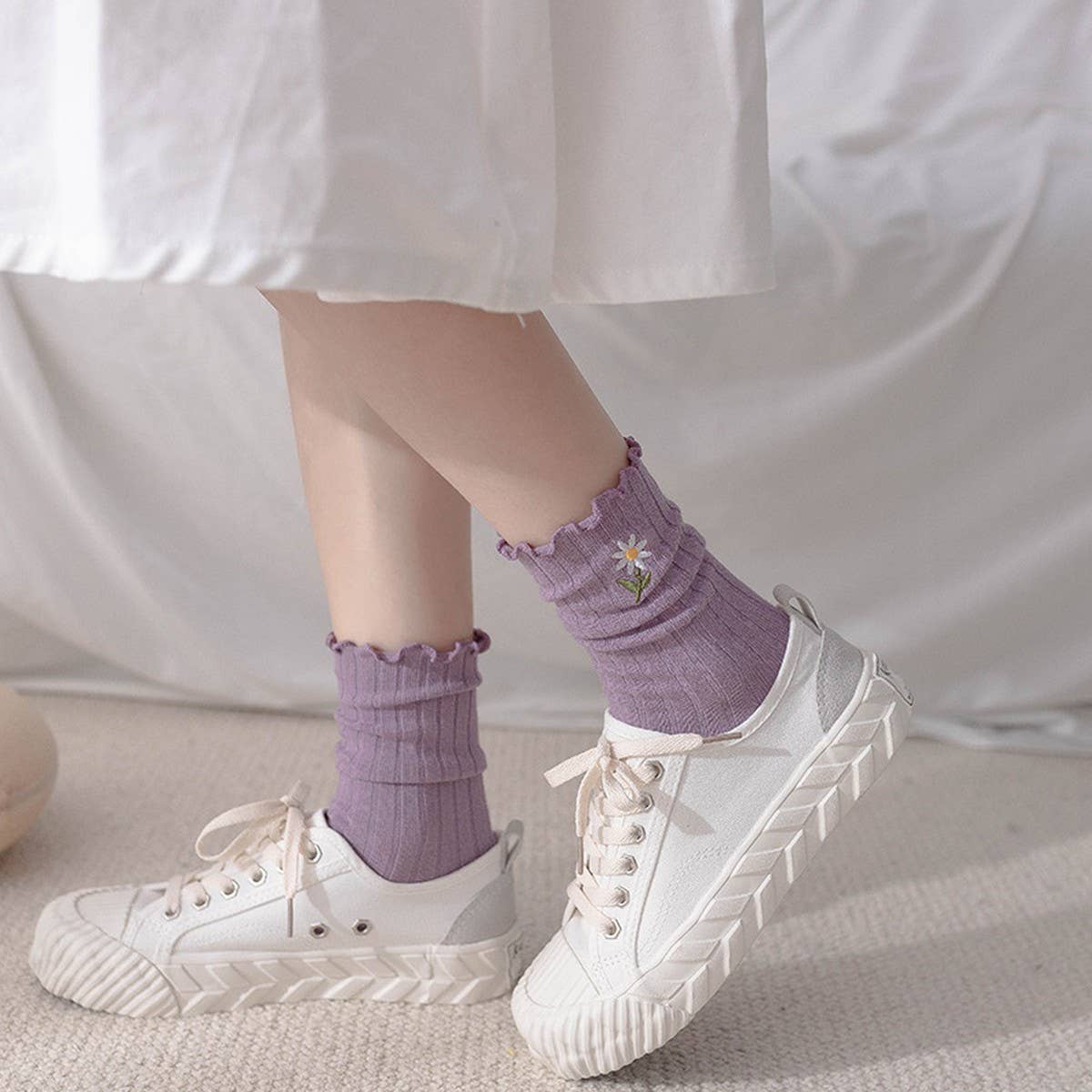 RUFFLE HEM CHRYSANTHEMUM EMBROIDERED SOCKS_CWMS0984