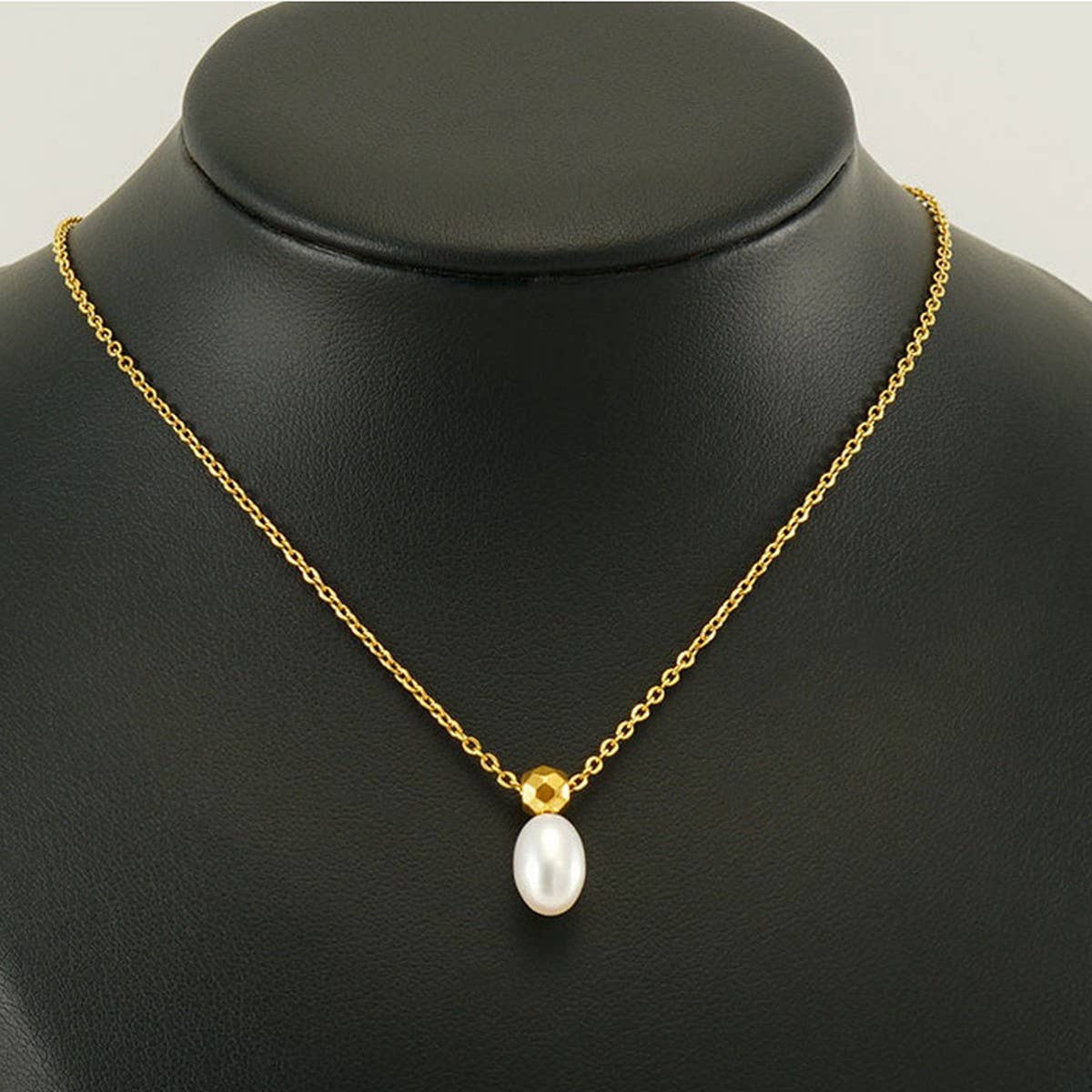 STAINLESS STEEL PLATED 18K GOLD PEARL NECKLACE_CWAJE0696