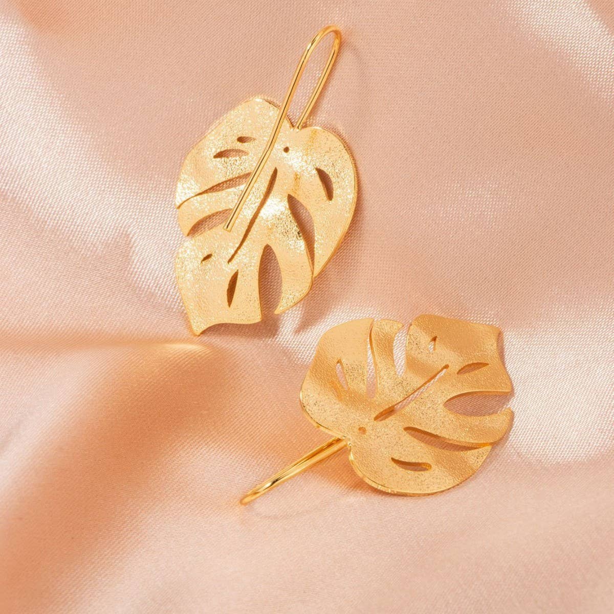 FASHIONABLE GOLD PLATED FLAT HOLLOW LEAF EARRINGS_CWMM3665