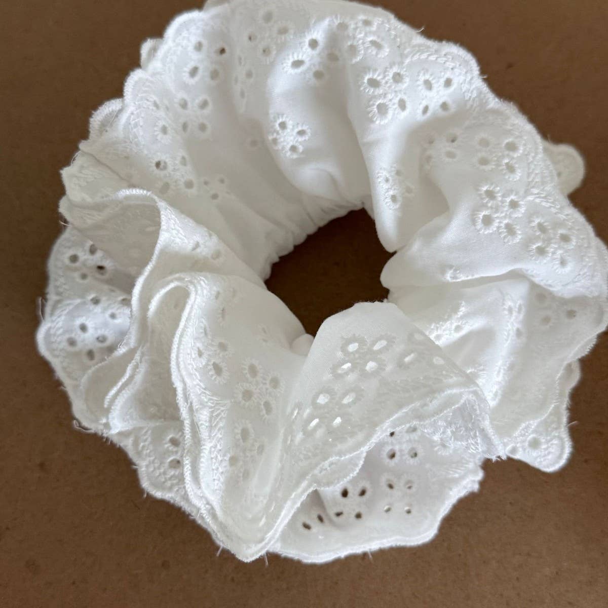 4 LAYER LACE FLORAL SCRUNCHIE WITH STRONG HOLD_CWAHA5520