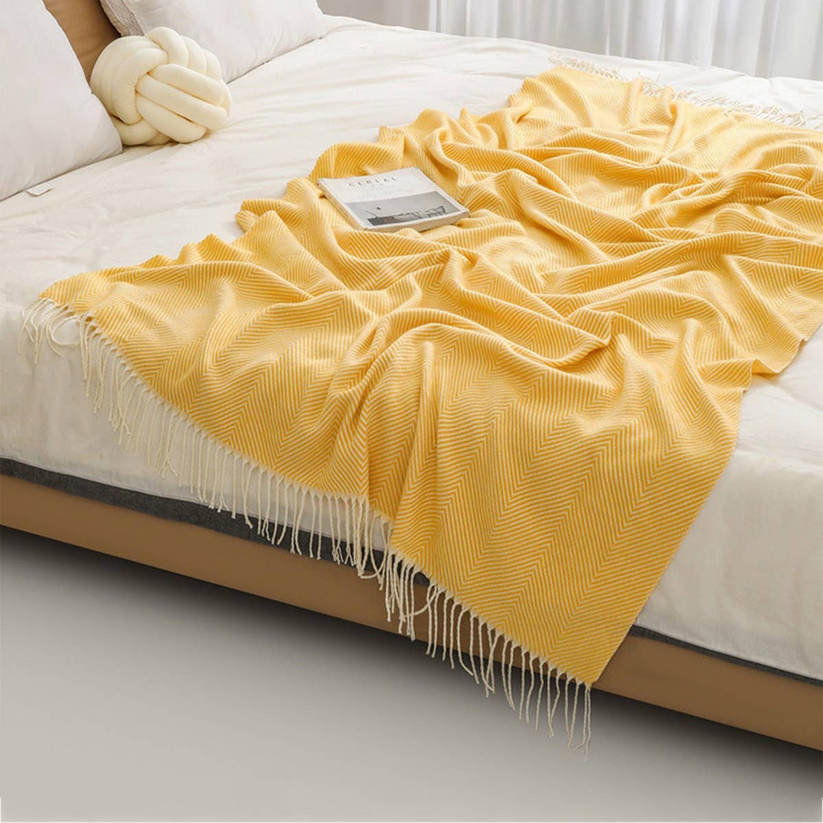 LIGHTWEIGHT COZY WOVEN BLANKET WITH TASSELS_CWMM0196