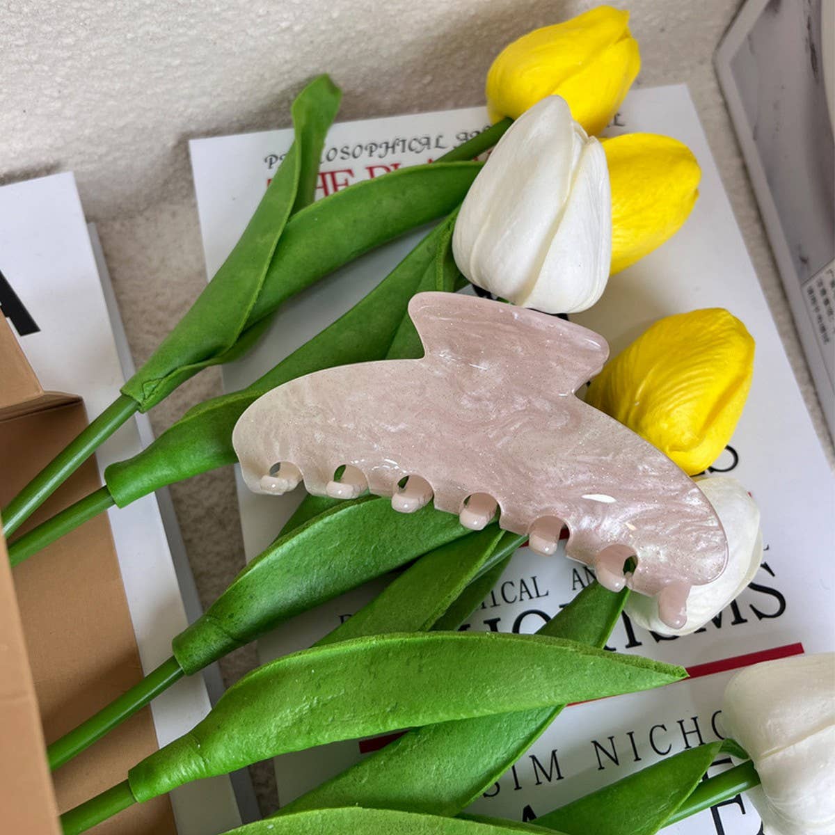 FRENCH QUICKSAND ACRYLIC HAIRPIN RETRO SHARK CLIP_CWAHA4326