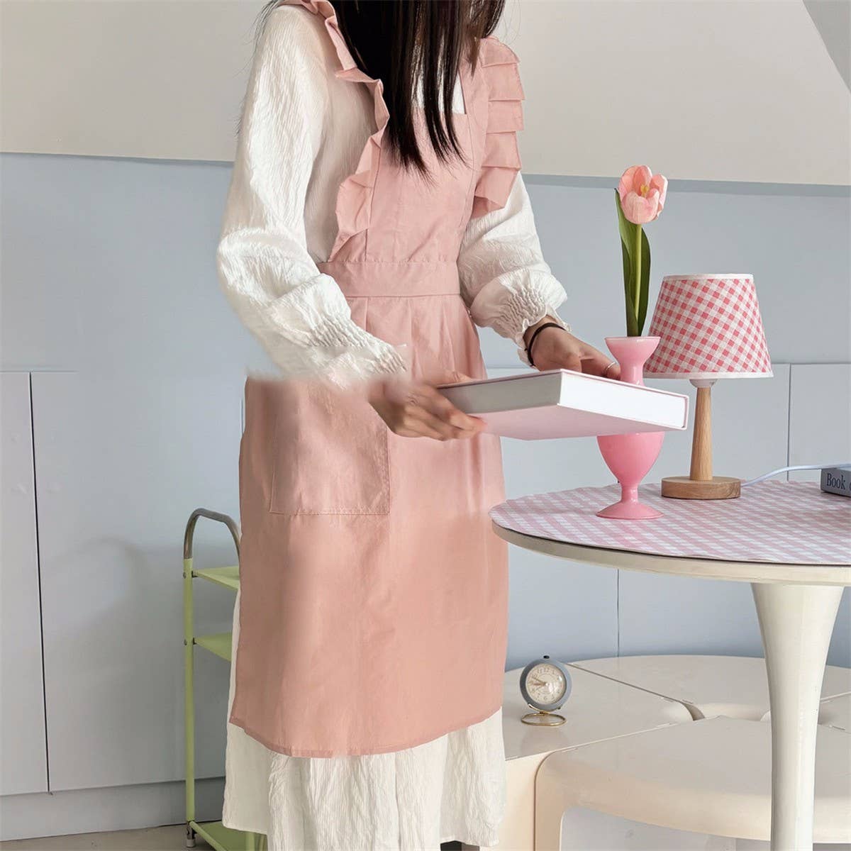 Water-Resistant Nylon Floral Ruffle Cross Apron_Cwmm5802