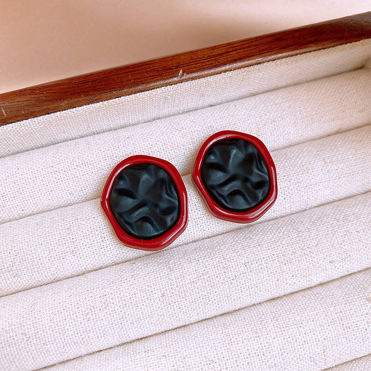 Vintage Red Pleated Oval Earrings_Cwasc1324