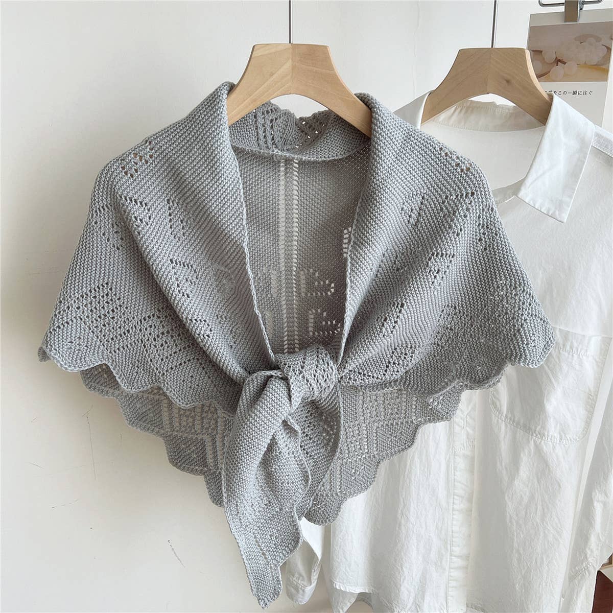 KNIT TRIANGLE SHAWL WRAP FOR SUMMER AIR ROOMS_CWASC0845