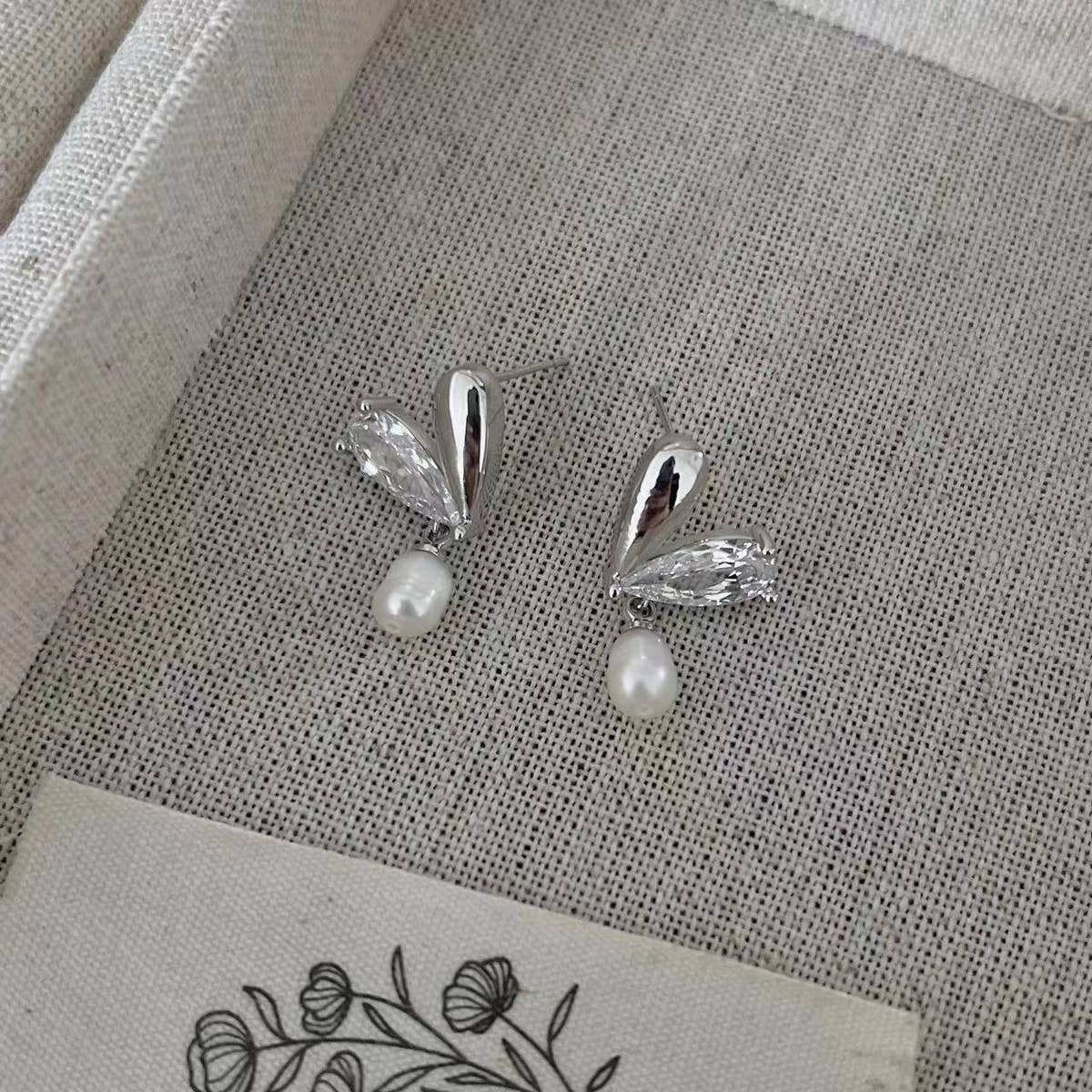 LOVE FRESHWATER PEARL STUD EARRINGS_CWAJE1297