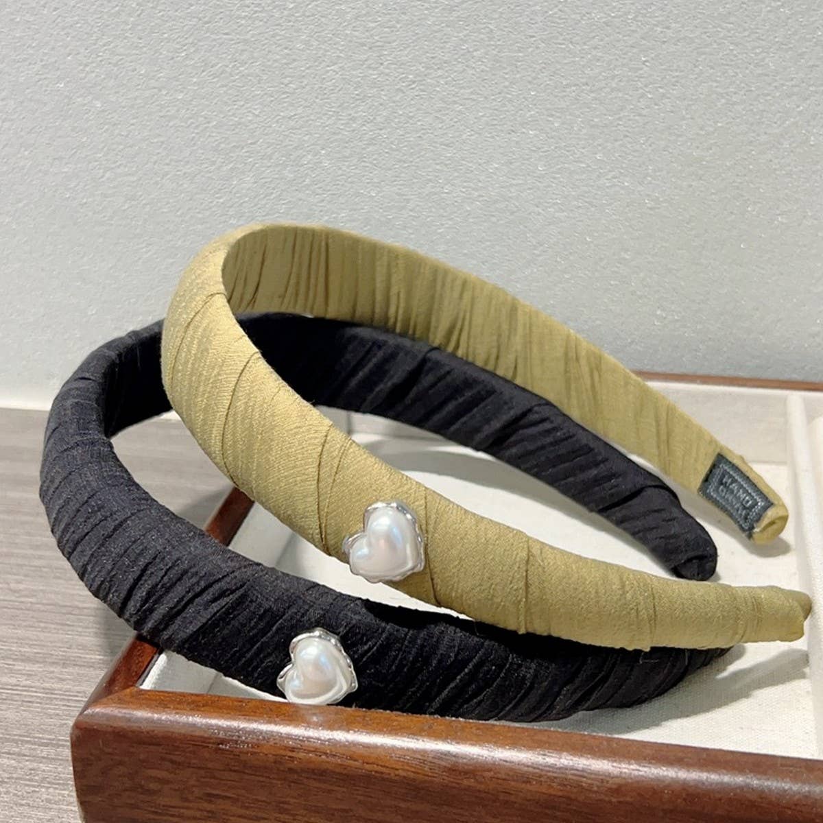 TEMPERAMENT LOVE HEART PLEATED HEADBAND_CWAHA2842